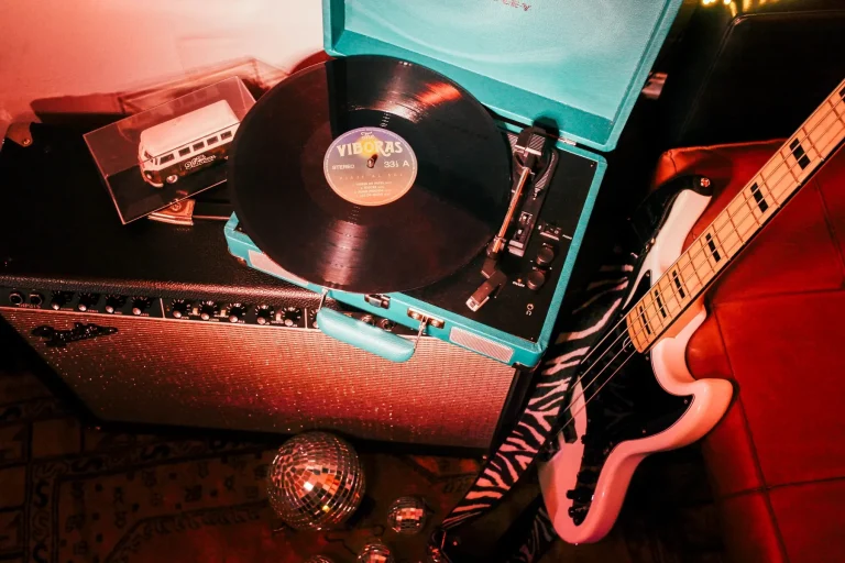 imagen instrumental con un disco de vinilo y gruitarras